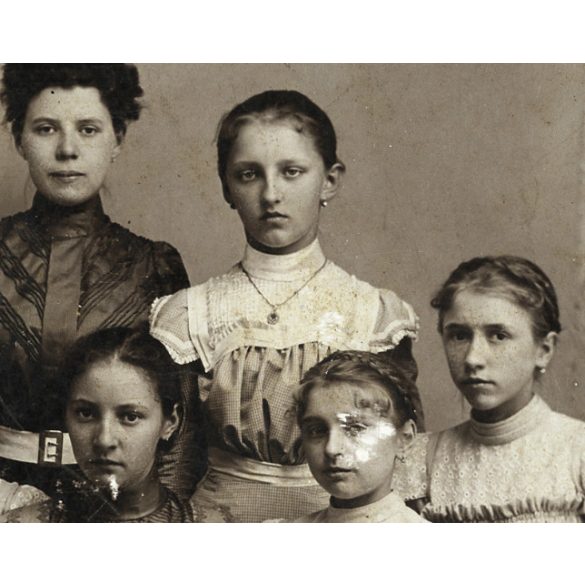 Atelier Eggerth, St. Gotthard (Szentgotthárd), anya lányaival,  monarchia, helytörténet, Vas megye, 1880-es évek, Eredeti kabinetfotó, felületén kopásnyom.  