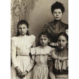 Atelier Eggerth, St. Gotthard (Szentgotthárd), anya lányaival,  monarchia, helytörténet, Vas megye, 1880-es évek, Eredeti kabinetfotó, felületén kopásnyom.  