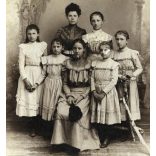 Atelier Eggerth, St. Gotthard (Szentgotthárd), anya lányaival,  monarchia, helytörténet, Vas megye, 1880-es évek, Eredeti kabinetfotó, felületén kopásnyom.  