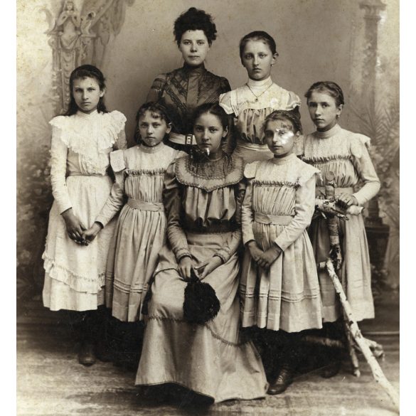 Atelier Eggerth, St. Gotthard (Szentgotthárd), anya lányaival,  monarchia, helytörténet, Vas megye, 1880-es évek, Eredeti kabinetfotó, felületén kopásnyom.  