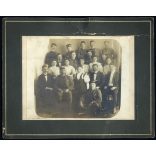 Nagyobb méret, úri társaság, férfiak különös egyenruhában, tollas sapkában, monarchia, 1900-as évek, Eredeti  kabinetfotó, kartonra ragasztott fotó, felül a karton törött..  