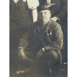 Nagyobb méret, úri társaság, férfiak különös egyenruhában, tollas sapkában, monarchia, 1900-as évek, Eredeti  kabinetfotó, kartonra ragasztott fotó, felül a karton törött..  