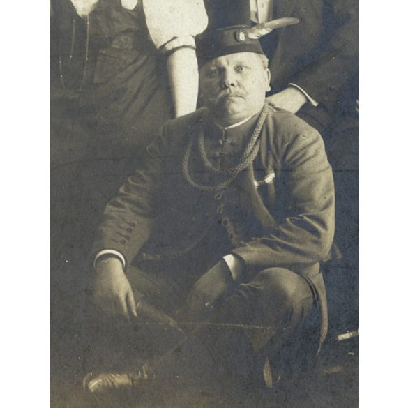 Nagyobb méret, úri társaság, férfiak különös egyenruhában, tollas sapkában, monarchia, 1900-as évek, Eredeti  kabinetfotó, kartonra ragasztott fotó, felül a karton törött..  