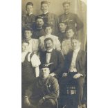 Nagyobb méret, úri társaság, férfiak különös egyenruhában, tollas sapkában, monarchia, 1900-as évek, Eredeti  kabinetfotó, kartonra ragasztott fotó, felül a karton törött..  