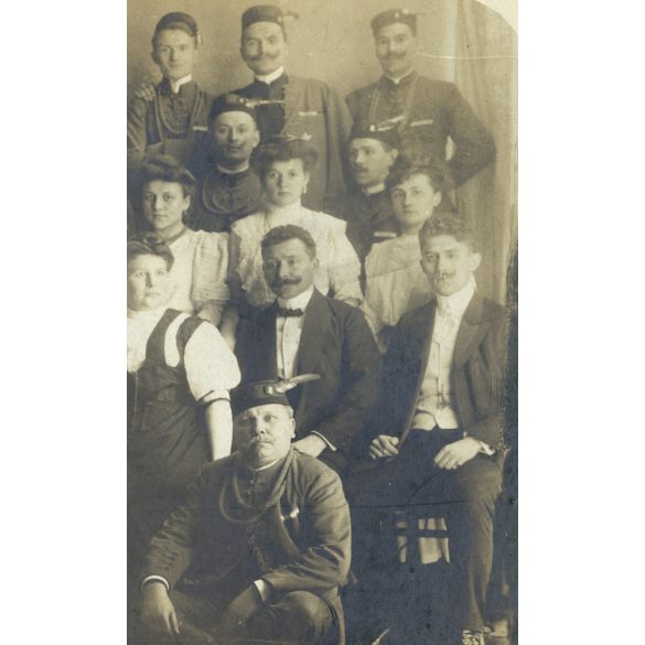 Nagyobb méret, úri társaság, férfiak különös egyenruhában, tollas sapkában, monarchia, 1900-as évek, Eredeti  kabinetfotó, kartonra ragasztott fotó, felül a karton törött..  