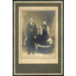 Nagyobb méret, fiatal lány és fiú virágokkal, ünneplő ruhában, eljegyzés (?), Békéscsaba, 1909, 1900-as évek, Eredeti  kabinetfotó, kartonra ragasztott kézzel színezett fotó.   méret megközelítőleg (c