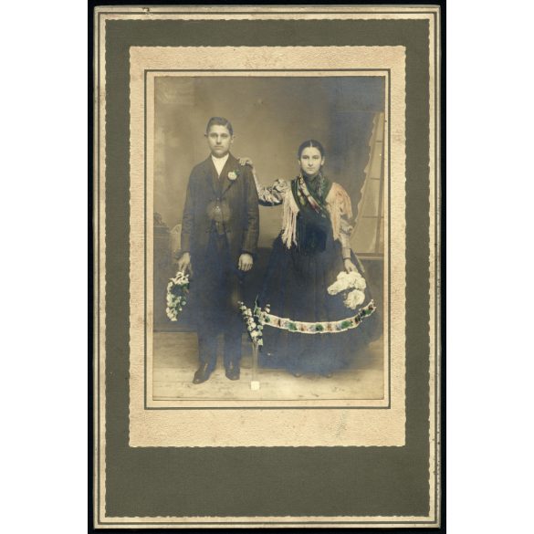 Nagyobb méret, fiatal lány és fiú virágokkal, ünneplő ruhában, eljegyzés (?), Békéscsaba, 1909, 1900-as évek, Eredeti  kabinetfotó, kartonra ragasztott kézzel színezett fotó.   méret megközelítőleg (c