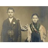 Nagyobb méret, fiatal lány és fiú virágokkal, ünneplő ruhában, eljegyzés (?), Békéscsaba, 1909, 1900-as évek, Eredeti  kabinetfotó, kartonra ragasztott kézzel színezett fotó.   méret megközelítőleg (c