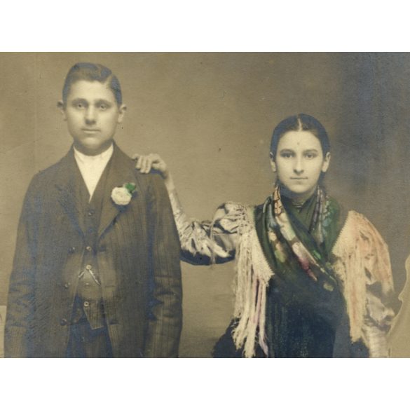 Nagyobb méret, fiatal lány és fiú virágokkal, ünneplő ruhában, eljegyzés (?), Békéscsaba, 1909, 1900-as évek, Eredeti  kabinetfotó, kartonra ragasztott kézzel színezett fotó.   méret megközelítőleg (c
