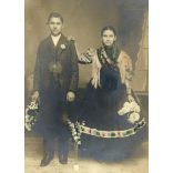 Nagyobb méret, fiatal lány és fiú virágokkal, ünneplő ruhában, eljegyzés (?), Békéscsaba, 1909, 1900-as évek, Eredeti  kabinetfotó, kartonra ragasztott kézzel színezett fotó.   méret megközelítőleg (c