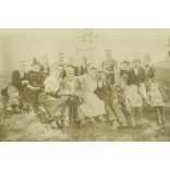 Nagyobb méret, úri társaság kirándulása, Fraknó, Burgerland, 1893. május 22, 1890-es évek, monarchia, helytörténet. Eredeti  kabinetfotó, kartonra ragasztott fotó, a kartonon a képen szereplők neveive