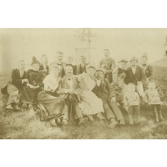 Nagyobb méret, úri társaság kirándulása, Fraknó, Burgerland, 1893. május 22, 1890-es évek, monarchia, helytörténet. Eredeti  kabinetfotó, kartonra ragasztott fotó, a kartonon a képen szereplők neveive