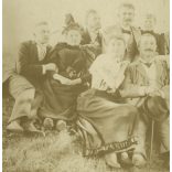 Nagyobb méret, úri társaság kirándulása, Fraknó, Burgerland, 1893. május 22, 1890-es évek, monarchia, helytörténet. Eredeti  kabinetfotó, kartonra ragasztott fotó, a kartonon a képen szereplők neveive