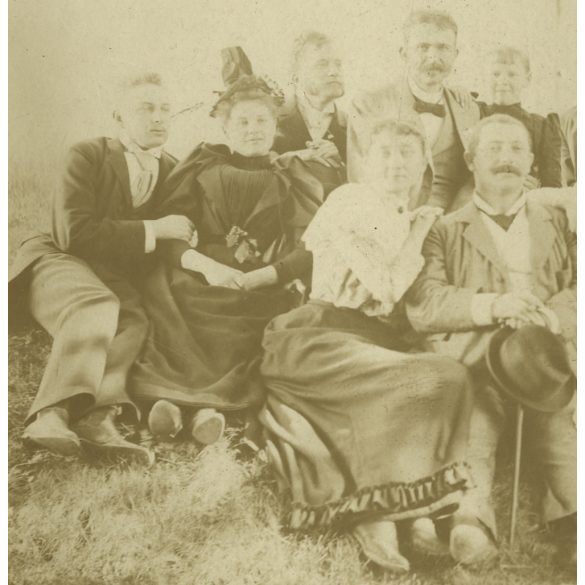 Nagyobb méret, úri társaság kirándulása, Fraknó, Burgerland, 1893. május 22, 1890-es évek, monarchia, helytörténet. Eredeti  kabinetfotó, kartonra ragasztott fotó, a kartonon a képen szereplők neveive