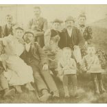 Nagyobb méret, úri társaság kirándulása, Fraknó, Burgerland, 1893. május 22, 1890-es évek, monarchia, helytörténet. Eredeti  kabinetfotó, kartonra ragasztott fotó, a kartonon a képen szereplők neveive