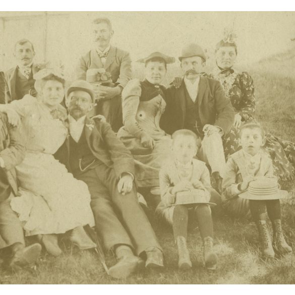 Nagyobb méret, úri társaság kirándulása, Fraknó, Burgerland, 1893. május 22, 1890-es évek, monarchia, helytörténet. Eredeti  kabinetfotó, kartonra ragasztott fotó, a kartonon a képen szereplők neveive