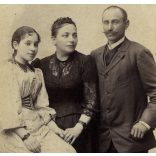 Nagyobb méret, Oroszi Lajos műterme, Nagybecskerek, Vajdaság, elegáns család portréja, 1890-es évek, monarchia, helytörténet. Eredeti nagyobb méretű kabinetfotó. 