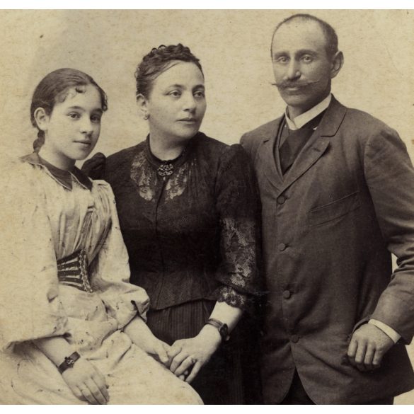 Nagyobb méret, Oroszi Lajos műterme, Nagybecskerek, Vajdaság, elegáns család portréja, 1890-es évek, monarchia, helytörténet. Eredeti nagyobb méretű kabinetfotó. 