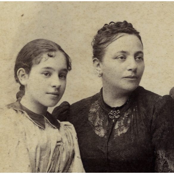 Nagyobb méret, Oroszi Lajos műterme, Nagybecskerek, Vajdaság, elegáns család portréja, 1890-es évek, monarchia, helytörténet. Eredeti nagyobb méretű kabinetfotó. 