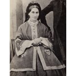 Nagyobb méret, Oroszi Lajos műterme, Nagybecskerek, Vajdaság, elegáns házaspár gyönyörű nemesi ruhában, 1890-es évek, monarchia, helytörténet. Eredeti nagyobb méretű kabinetfotó.