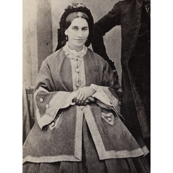 Nagyobb méret, Oroszi Lajos műterme, Nagybecskerek, Vajdaság, elegáns házaspár gyönyörű nemesi ruhában, 1890-es évek, monarchia, helytörténet. Eredeti nagyobb méretű kabinetfotó.