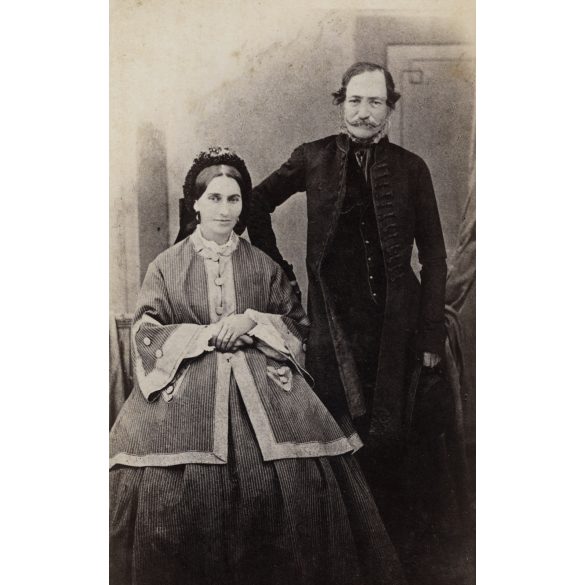 Nagyobb méret, Oroszi Lajos műterme, Nagybecskerek, Vajdaság, elegáns házaspár gyönyörű nemesi ruhában, 1890-es évek, monarchia, helytörténet. Eredeti nagyobb méretű kabinetfotó.