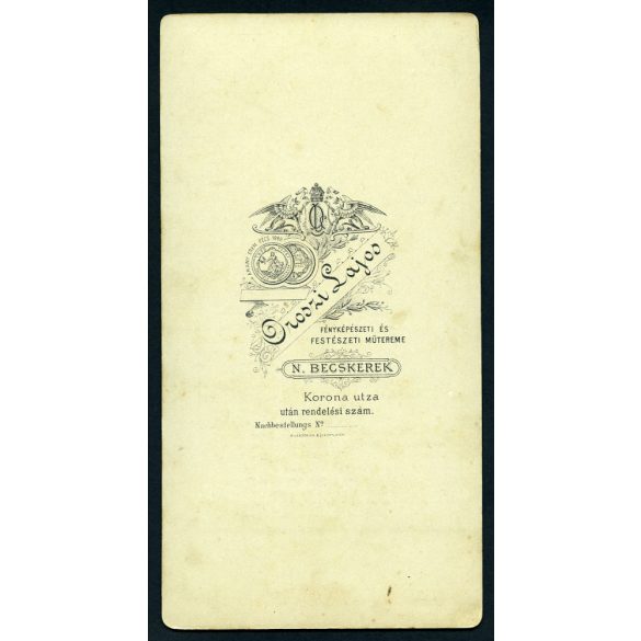 Nagyobb méret, Oroszi Lajos műterme, Nagybecskerek, Vajdaság, elegáns házaspár gyönyörű nemesi ruhában, 1890-es évek, monarchia, helytörténet. Eredeti nagyobb méretű kabinetfotó.