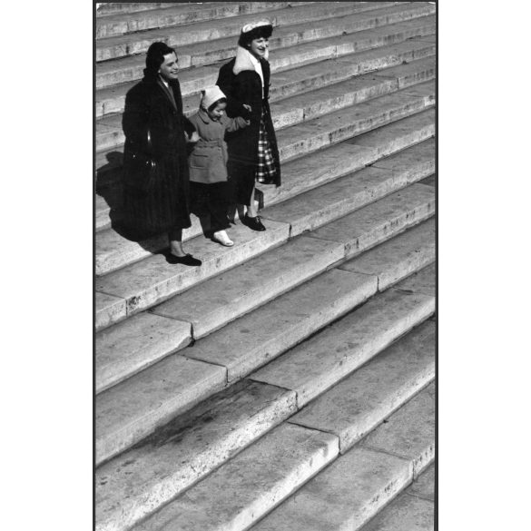 Nagyobb méret, ismeretlen magyar fotóművész munkája, hárman a lépcsőn, 1953-1955, kommunizmus, 1950-es évek. Eredeti fotó, papírkép, hátoldalán az uruguayi nemzetközi fotószalon matricája, és az MNB d