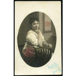  Fiatal nő portréja, Beszterce, Erdély, Horthy-korszak, helytörténet, 1920, 1920-as évek, Eredeti kézzel színezett, hátulján feliratozott fotó, papírkép. 