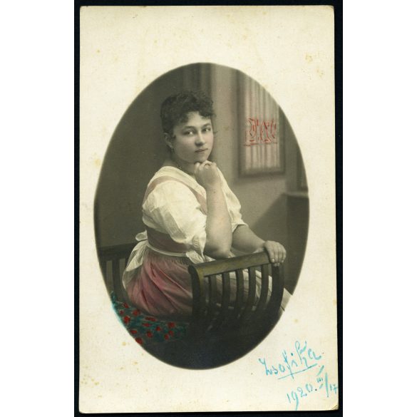 Fiatal nő portréja, Beszterce, Erdély, Horthy-korszak, helytörténet, 1920, 1920-as évek, Eredeti kézzel színezett, hátulján feliratozott fotó, papírkép. 