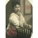 Fiatal nő portréja, Beszterce, Erdély, Horthy-korszak, helytörténet, 1920, 1920-as évek, Eredeti kézzel színezett, hátulján feliratozott fotó, papírkép. 