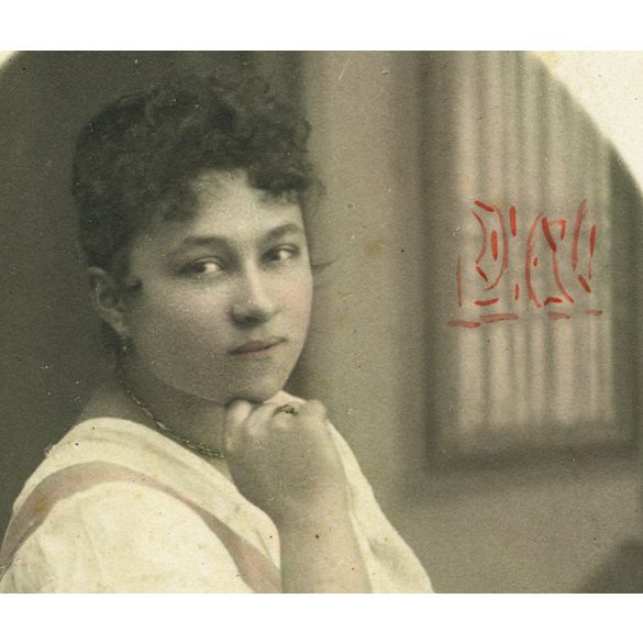 Fiatal nő portréja, Beszterce, Erdély, Horthy-korszak, helytörténet, 1920, 1920-as évek, Eredeti kézzel színezett, hátulján feliratozott fotó, papírkép. 