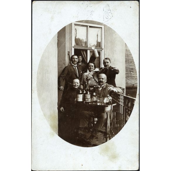 Úri társaság mulat a körfolyosón, Budapest, bérház, bor, sör, monarchia, 1917, 1910-es évek, Eredeti, hátulján feliratozott fotó, papírkép, Kecskemétre postázva.  