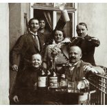 Úri társaság mulat a körfolyosón, Budapest, bérház, bor, sör, monarchia, 1917, 1910-es évek, Eredeti, hátulján feliratozott fotó, papírkép, Kecskemétre postázva.  