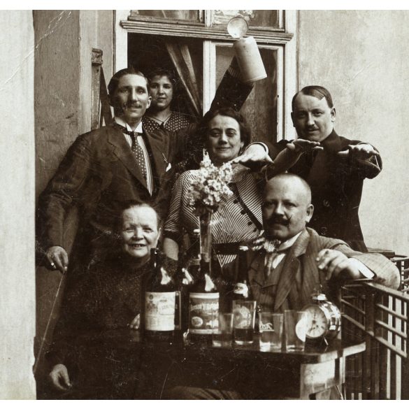 Úri társaság mulat a körfolyosón, Budapest, bérház, bor, sör, monarchia, 1917, 1910-es évek, Eredeti, hátulján feliratozott fotó, papírkép, Kecskemétre postázva.  