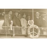 Atelier Betty, Abbázia, úri társaság, katonatiszt az Almádi hajón, monarchia, 1913, 1910-es évek, Eredeti, hátulján feliratozott fotó, papírkép, Tiszaburára, Jákó Balázs református lelkésznek címezve.