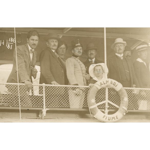 Atelier Betty, Abbázia, úri társaság, katonatiszt az Almádi hajón, monarchia, 1913, 1910-es évek, Eredeti, hátulján feliratozott fotó, papírkép, Tiszaburára, Jákó Balázs református lelkésznek címezve.