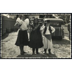   Asszonyok, fiú népviseletben, Boldog, régi autók, jármű, közlekedés, Horthy-korszak, Heves megye, helytörténet, 1936, 1930-as évek, Eredeti, hátulján feliratozott fotó, papírkép. 
