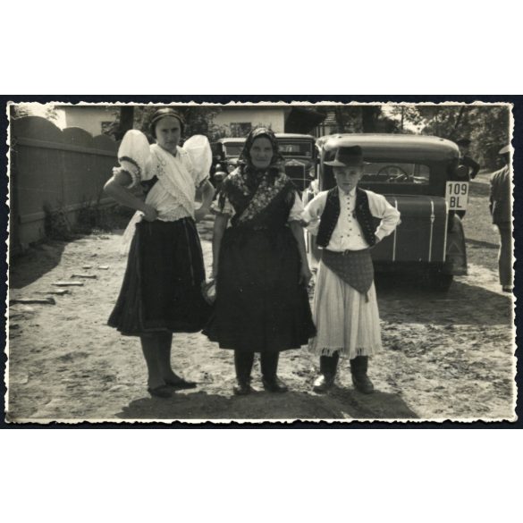 Asszonyok, fiú népviseletben, Boldog, régi autók, jármű, közlekedés, Horthy-korszak, Heves megye, helytörténet, 1936, 1930-as évek, Eredeti, hátulján feliratozott fotó, papírkép. 