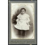Hausler műterem, Beszterce, Erdély,  elegáns kislány gyönyörű ruhában, gyerek portré, monarchia, 1890-es évek, Eredeti CDV, vizitkártya fotó, hátoldalán ragasztásnyomok. 