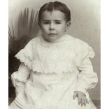 Hausler műterem, Beszterce, Erdély,  elegáns kislány gyönyörű ruhában, gyerek portré, monarchia, 1890-es évek, Eredeti CDV, vizitkártya fotó, hátoldalán ragasztásnyomok. 