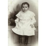 Hausler műterem, Beszterce, Erdély,  elegáns kislány gyönyörű ruhában, gyerek portré, monarchia, 1890-es évek, Eredeti CDV, vizitkártya fotó, hátoldalán ragasztásnyomok. 