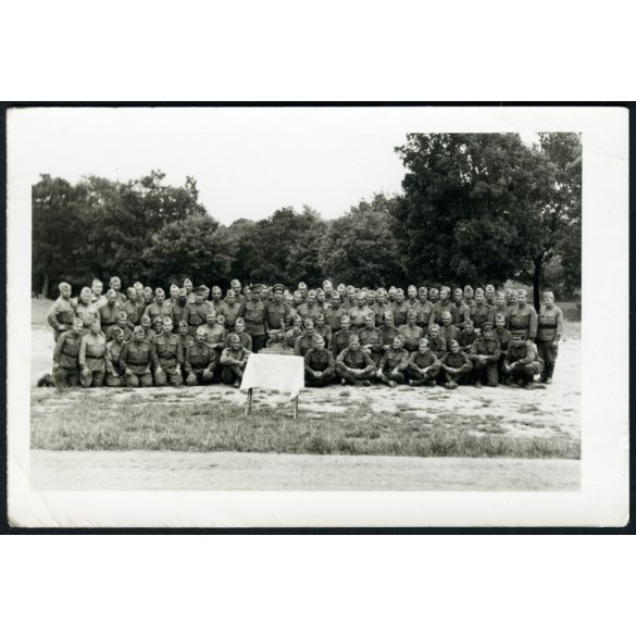 Katonák különös lovas szoborral, egyenruha, kommunizmus, 1950-es évek, Eredeti fotó, papírkép.  