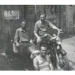 Férfiak Pannonia oldalkocsis motorkerékpáron, „TILOS ELVINNI” vicces felirat, jármű, közlekedés, szocializmus, 1960-as évek, Eredeti fotó, papírkép.  