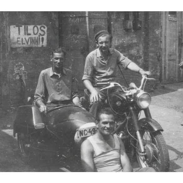 Férfiak Pannonia oldalkocsis motorkerékpáron, „TILOS ELVINNI” vicces felirat, jármű, közlekedés, szocializmus, 1960-as évek, Eredeti fotó, papírkép.  