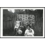 Családi kép Pannonia oldalkocsis motorkerékpárral, nagymama az oldalkocsiban, vicces, különös háttér, jármű, közlekedés, szocializmus, 1960-as évek, Eredeti fotó, papírkép.  