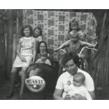 Családi kép Pannonia oldalkocsis motorkerékpárral, nagymama az oldalkocsiban, vicces, különös háttér, jármű, közlekedés, szocializmus, 1960-as évek, Eredeti fotó, papírkép.  