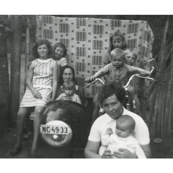 Családi kép Pannonia oldalkocsis motorkerékpárral, nagymama az oldalkocsiban, vicces, különös háttér, jármű, közlekedés, szocializmus, 1960-as évek, Eredeti fotó, papírkép.  