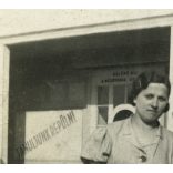 Elegáns pár egy épület előtt, „Tanuljunk repülni” felirat repülőgép rajzával, jármű, közlekedés, Horthy-korszak, 1936. 1930-as évek, Eredeti fotó, papírkép. 