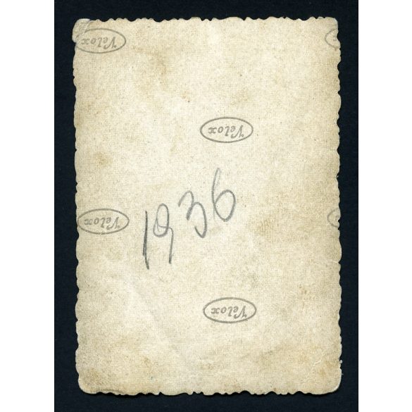 Elegáns pár egy épület előtt, „Tanuljunk repülni” felirat repülőgép rajzával, jármű, közlekedés, Horthy-korszak, 1936. 1930-as évek, Eredeti fotó, papírkép. 